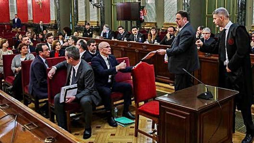 Romeva y Junqueras intercambian unos papeles en presencia de su abogado, Andreu Van den Eynde.