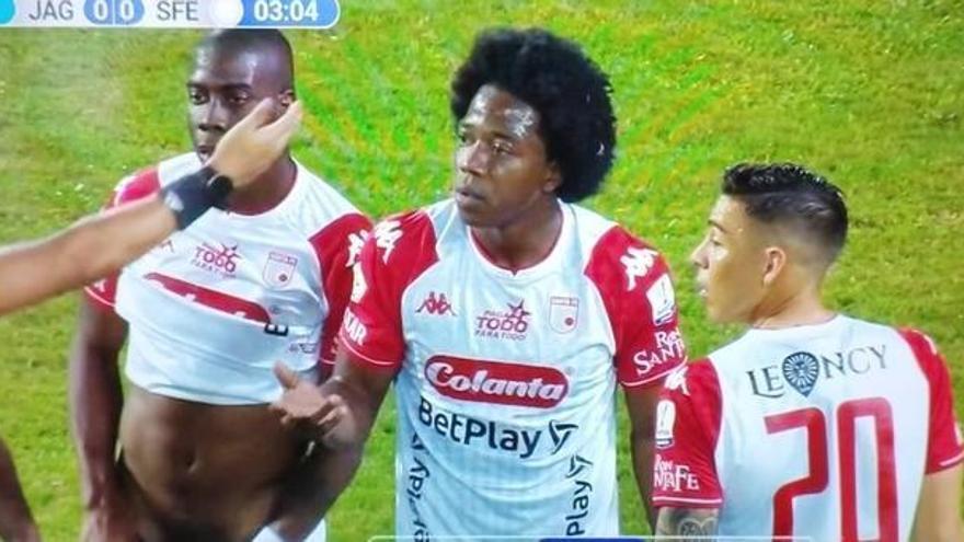 Increïble: El futbolista Geisson Perea ensenya el penis en ple partit i es torna viral