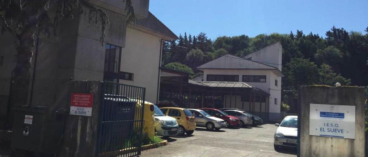 Al fondo, el edificio administrativo del Instituto El Sueve, que va a ser remodelado.