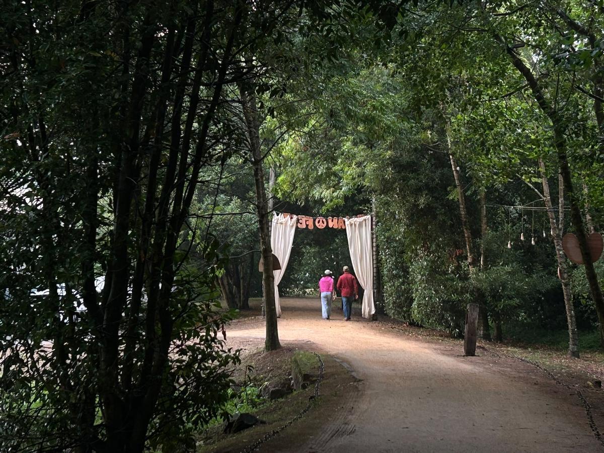 Una pareja saliendo del recinto del festival tras la cancelación.