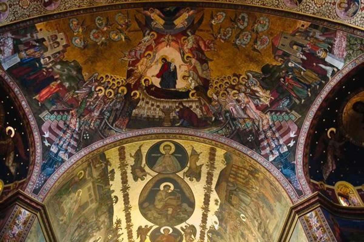 Mural en el interior de la catedral de la Sagrada Trinidad en Sibiu