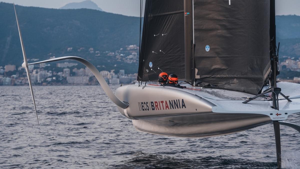 El nuevo prototipo del equipo británico de Copa América entrenando en la bahía de Palma