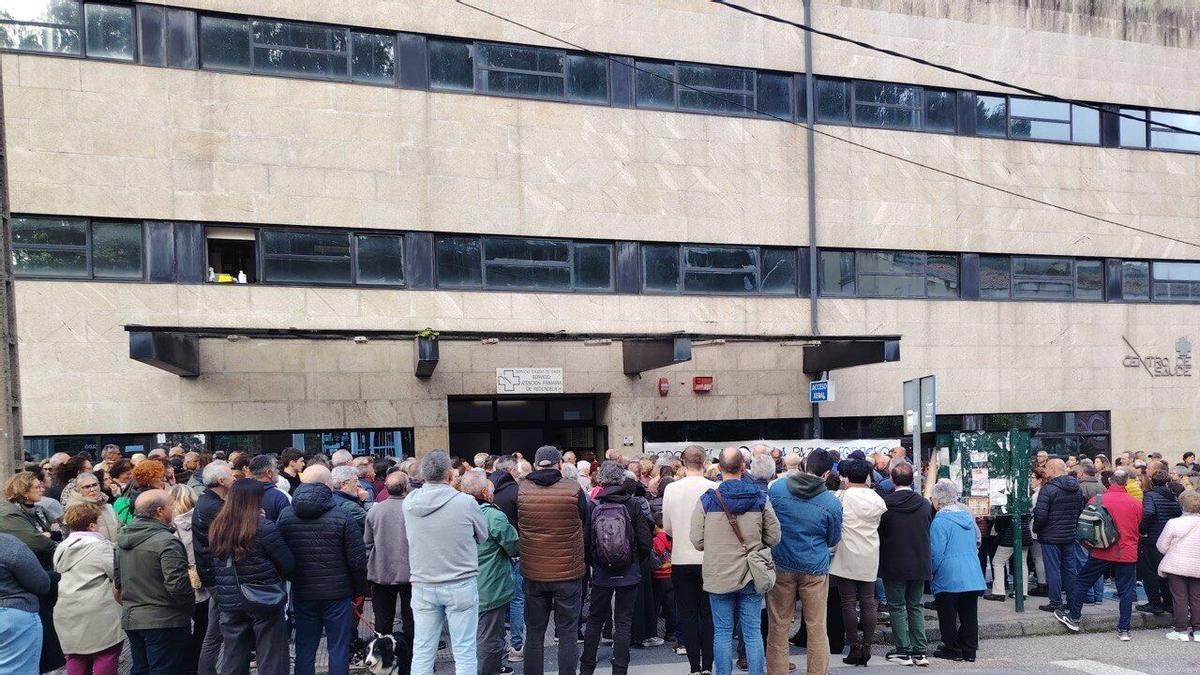 Concentración ante el centro de salud de Redondela convocada por la Asemblea pola Defensa da Sanidade Pública de Redondela, para protestar por la mala situación de la sanidad en la comarca.