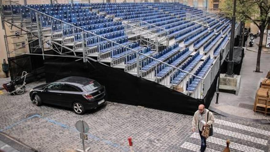 La enorme tribuna junto a la iglesia de San Mauro y preparativos en la plaza de España.