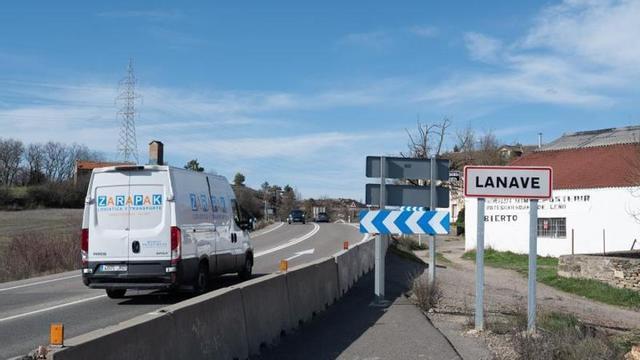 Una furgoneta a su paso por Lanave, donde se llevan a cabo las obras para completar el trazado del autovía Mudéjar en Huesca.