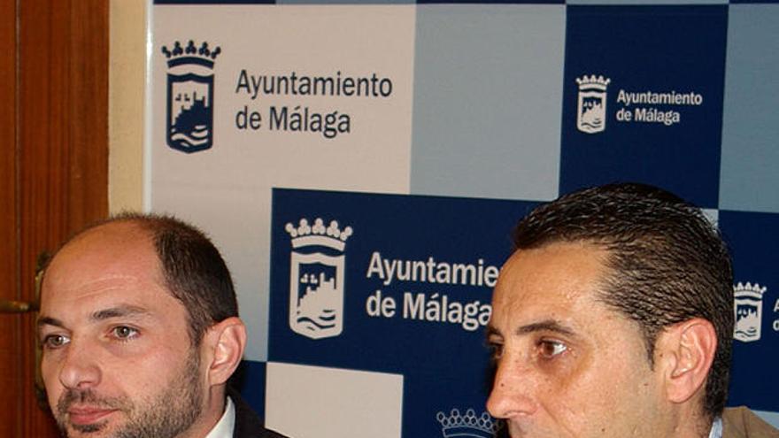 Acto. El concejal Raúl López junto al profesor César Pelegrín.