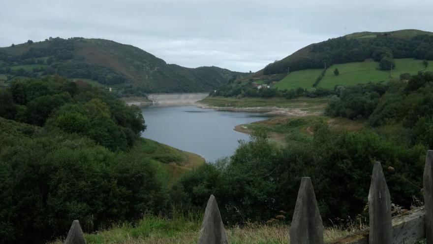 Embalse de Los Alfilorios, en Morcín, a principios del mes pasado.