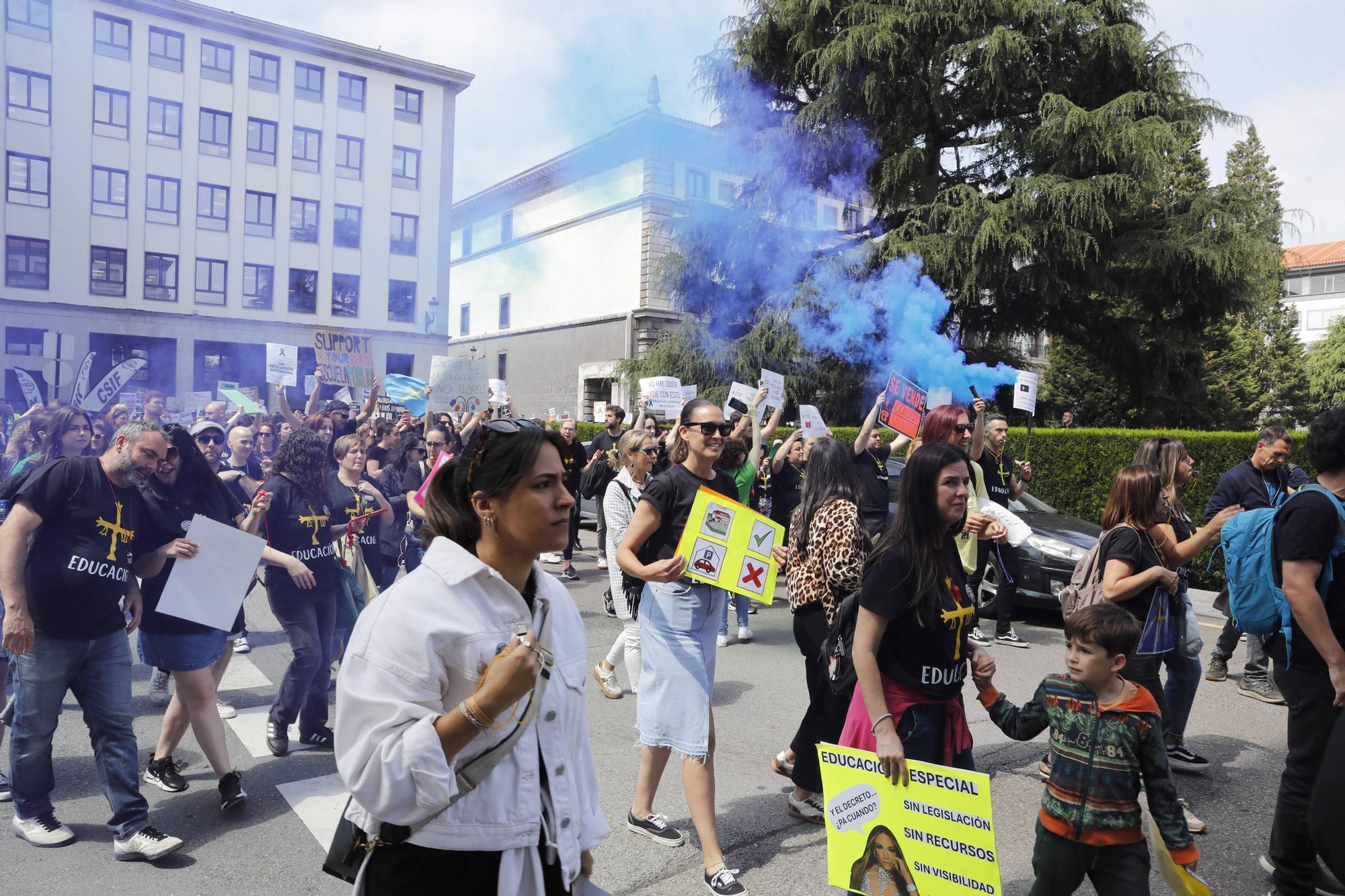 EN IMÁGENES: Segunda jornada de huelga de los profesores y protestas en Oviedo