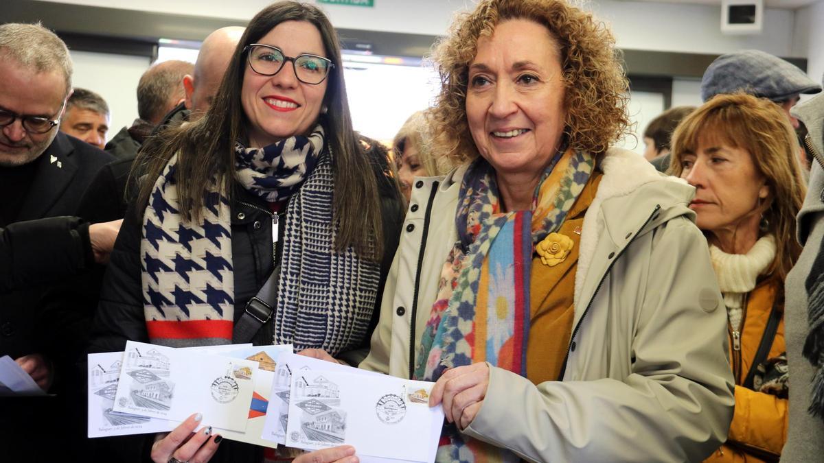 L'alcaldessa de Balaguer, Lorena González, amb la consellera de Territori, Ester Capella, en el marc de la commemoració del centenari de l'arribada del tren a la capital de la Noguera