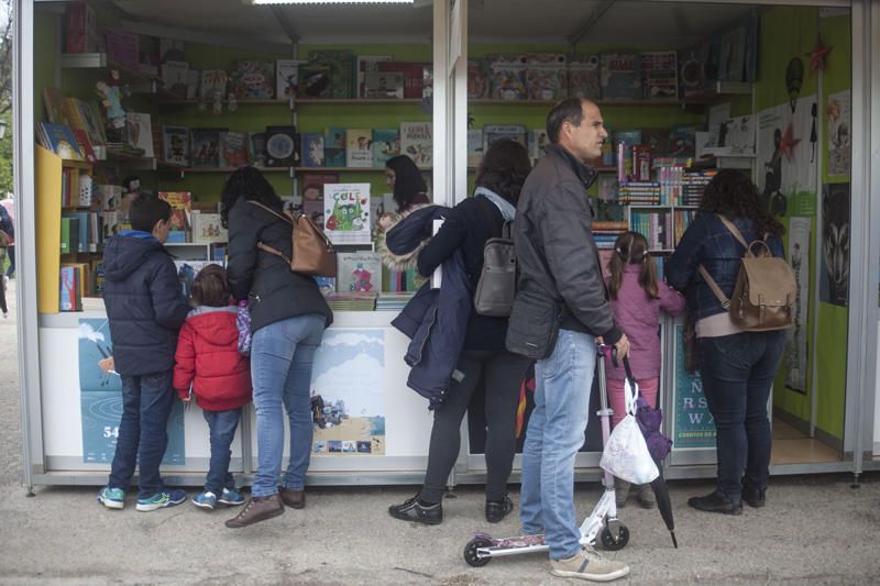 Ambiente en la Feria del Libro de València