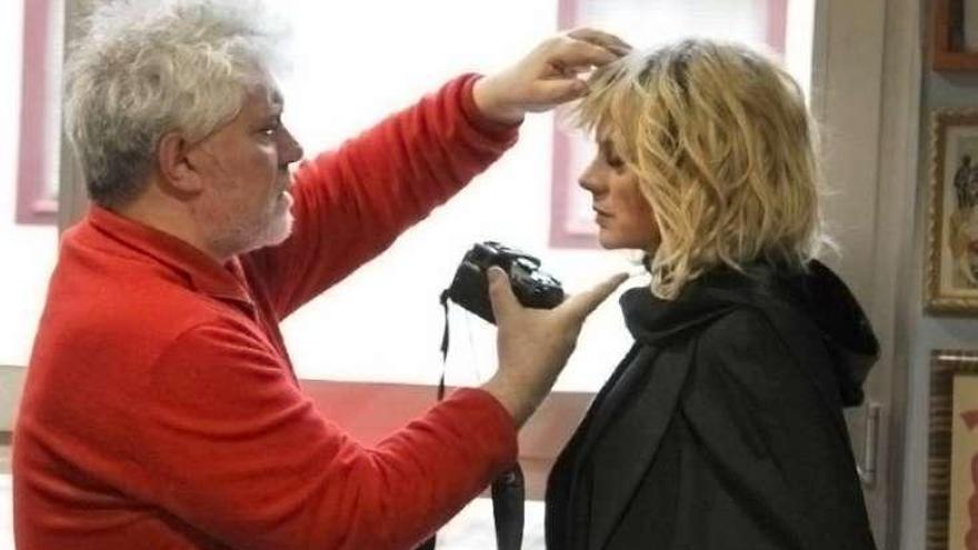 Pedro Almodóvar dirige a la actriz Emma Suárez en &quot;Julieta&quot;.