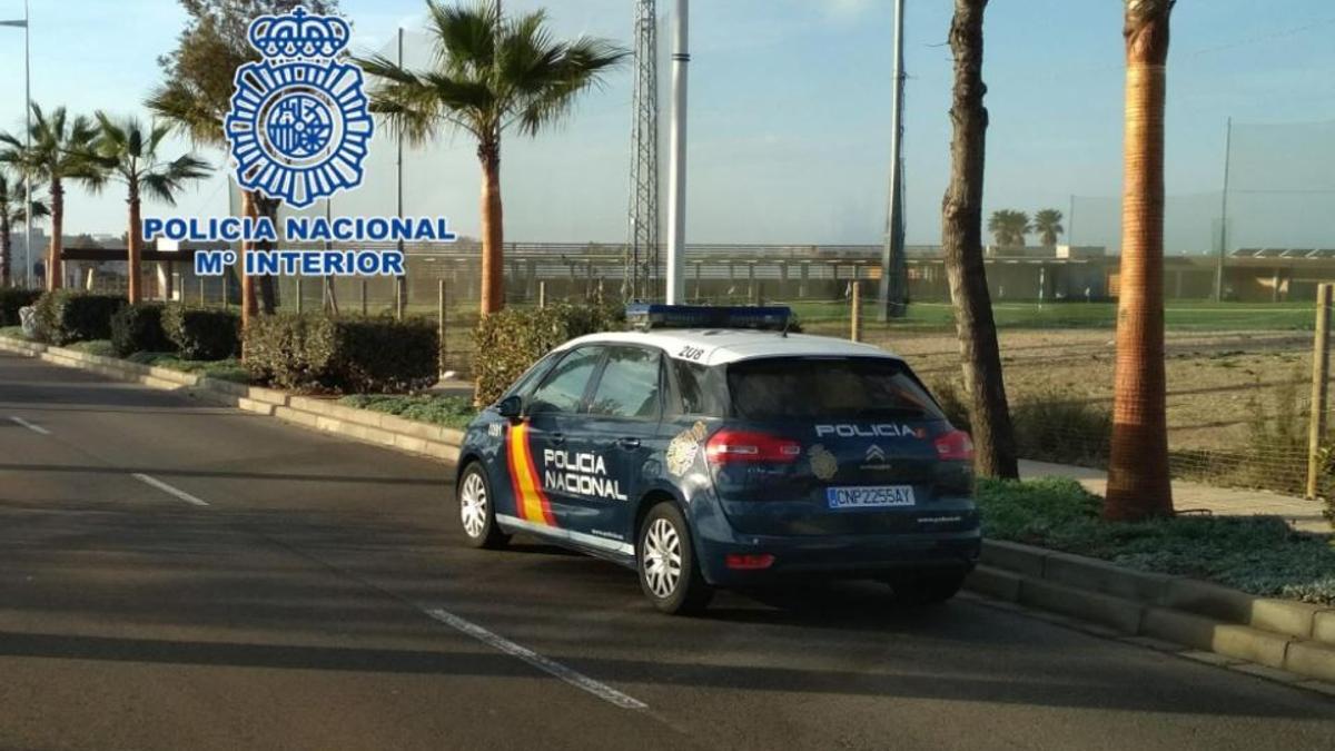 Un vehículo policial en el barrio de Retamar de Almería.