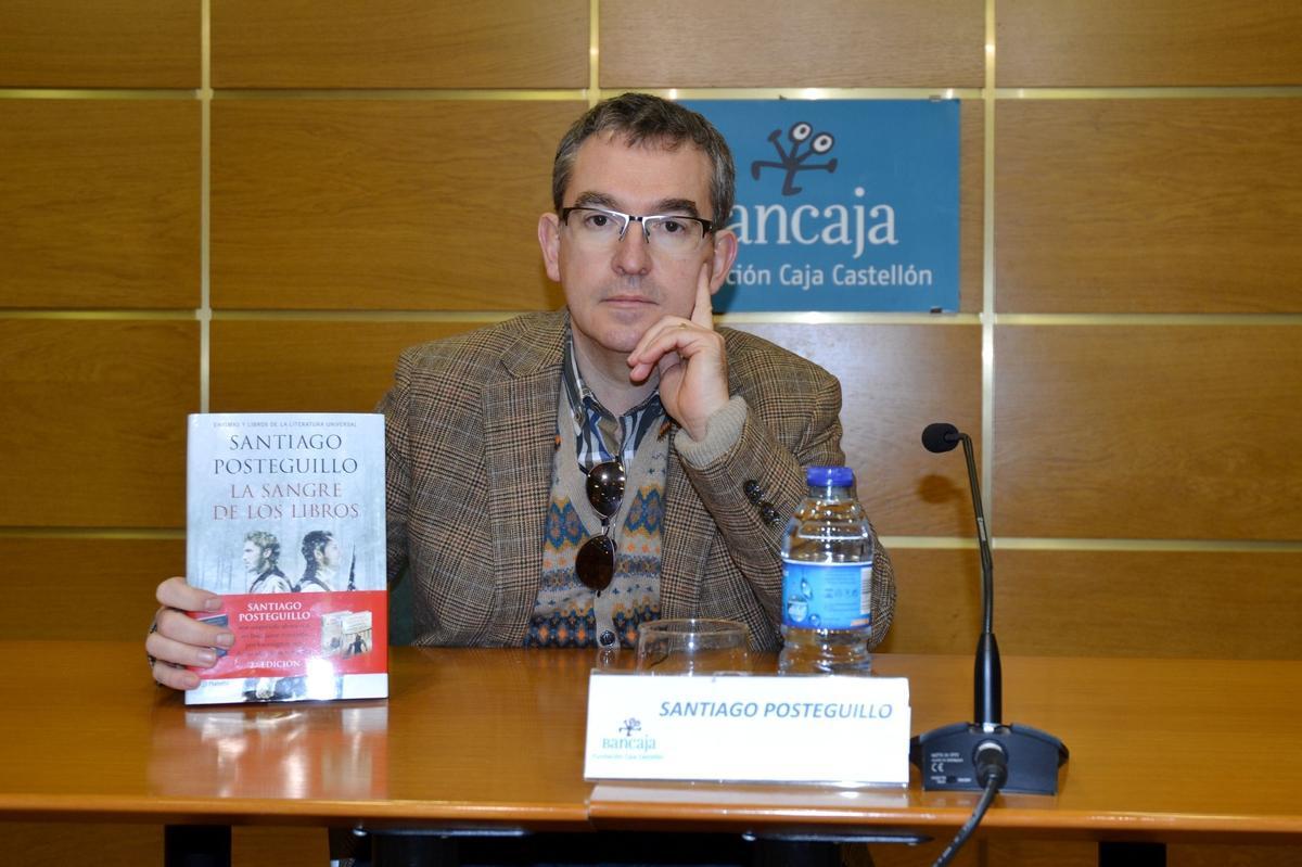El escritor Santiago Posteguillo, presentando uno de sus libros en el Aula Isabel Ferrer.