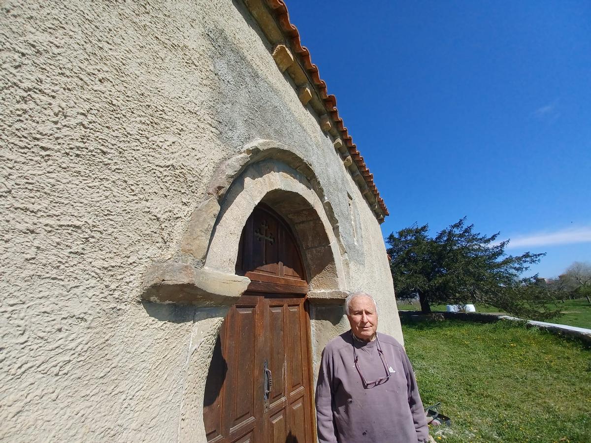 César Sánchez, en uno de los laterales del templo.