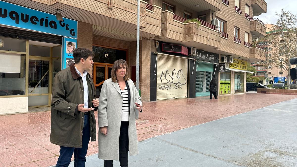Guillermo Ortiz y Lola Ranera, este miércoles en una de los ejes comerciales tradicionales de Zaragoza.