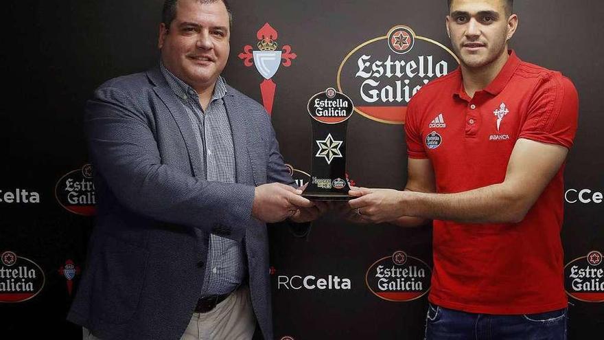 Maxi Gómez recibe el trofeo de manos de José Redondo. // RCCelta
