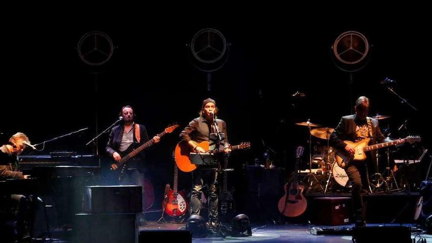 &quot;Los Secretos&quot;, ayer, durante su concierto en el teatro Palacio Valdés.