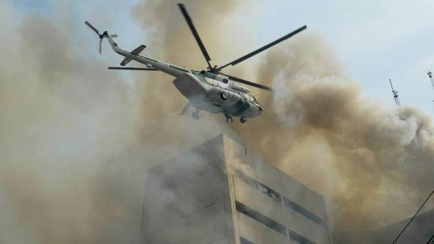 Suben a siete los muertos por un incendio en un edificio de oficinas en Lahore