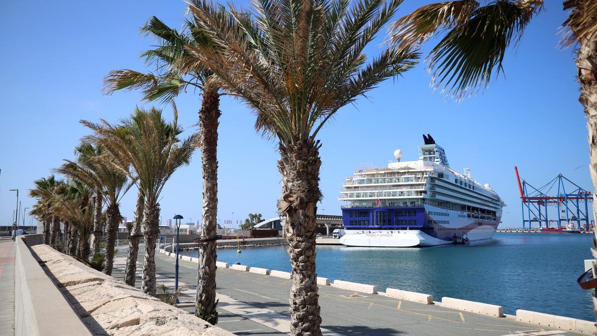 Crucero atracado en el Puerto de Málaga.