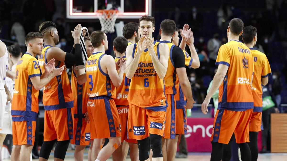 Los jugadores del Valencia Basket aplauden por la victoria de mérito a domicilio ante el Real Madrid