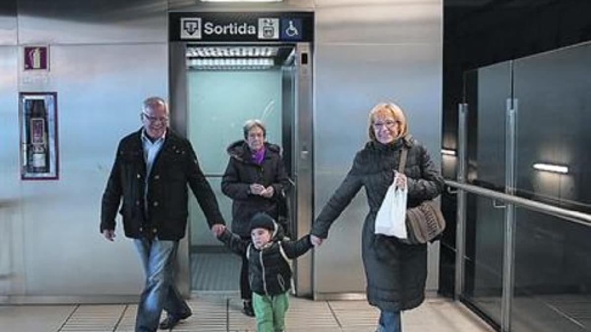 Unos usuarios salen de un ascensor en la estación de Mercat Nou.