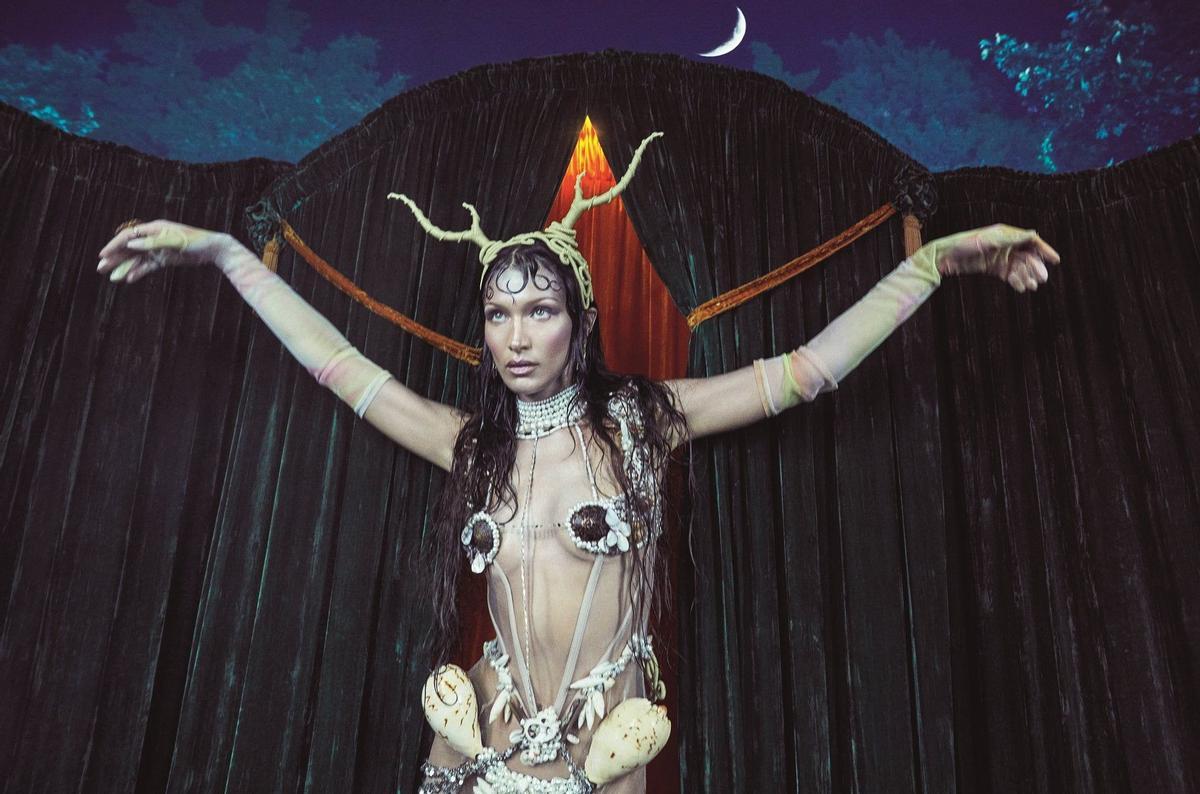 En el papel de El duende, Bella Hadid es imagen del mes de agosto en el Calendario Pirelli 2023