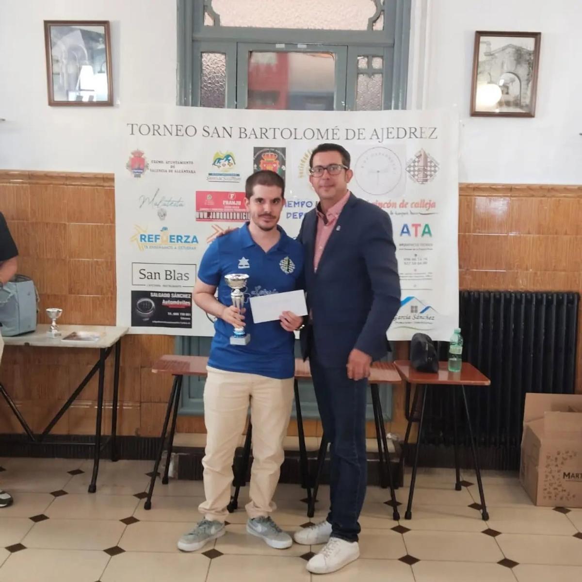 David Castellanos recibe el trofeo en Valencia de Alcántara.