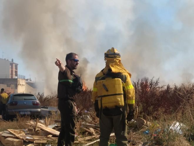 El fuego en pleno casco urbano de Benavente, en imágenes