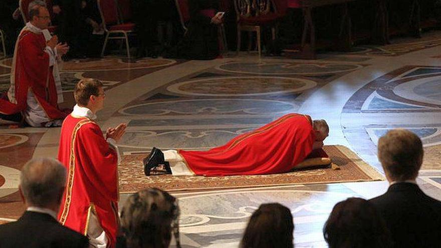 El papa Francisco reza tendido en el suelo durante la Pasión de Cristo