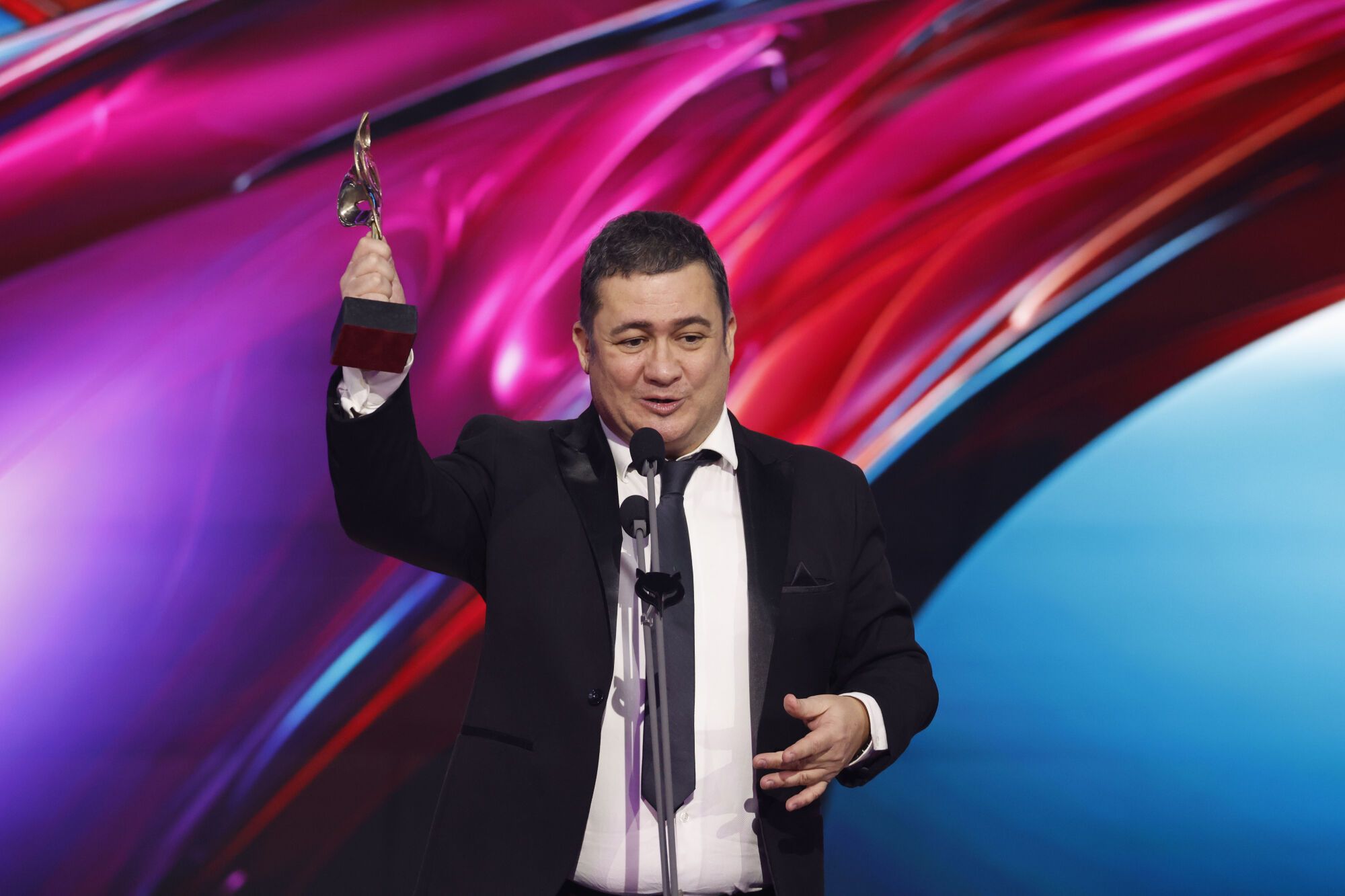 PONTEVEDRA, 24/01/2026.- El actor Secun de la Rosa tras recibir el premio a ´Mejor actor secundario de una serie´ por su trabajo en ´Superstar´ durante la gala de entrega de los Premios Feroz 2026, organizada por la Asociación de Informadores Cinematográficos de España (AICE), que se celebran hoy sábado en el Pazo da Cultura de Pontevedra. EFE/Emilio Lavandeira