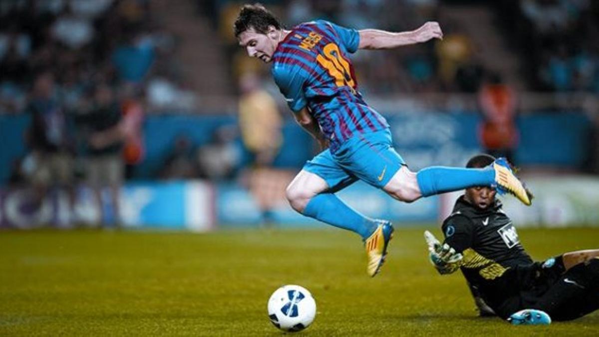 Messi deja atrás al portero Helton tras una espectacular finta para marcar el 1-0.