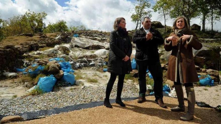 Piñeiro, Aragunde y Peña durante su visita al Monte do Castro. // Iñaki Abella