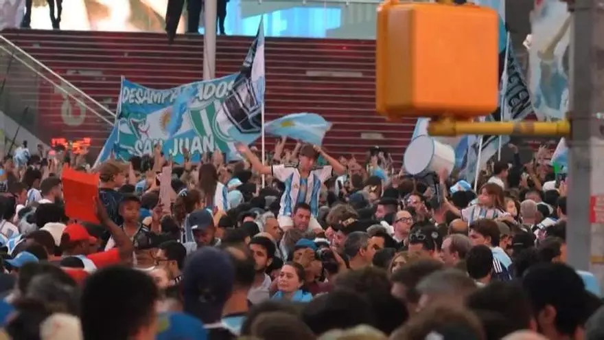 La afición argentina invade Times Square antes de la final del Mundial ante España.