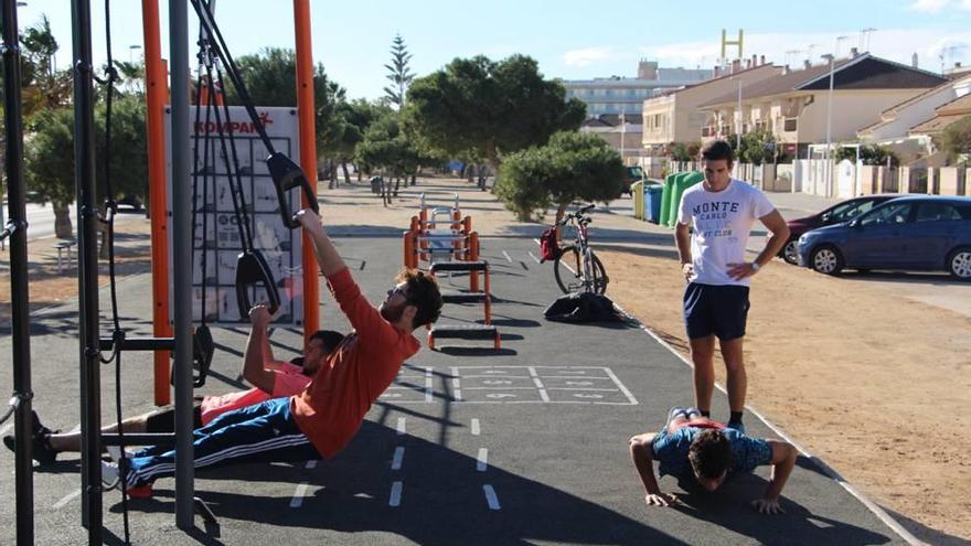 La Avenida del Puerto de San Pedro del Pinatar cuenta con un espacio para realizar ejercicio físico en plena calle.