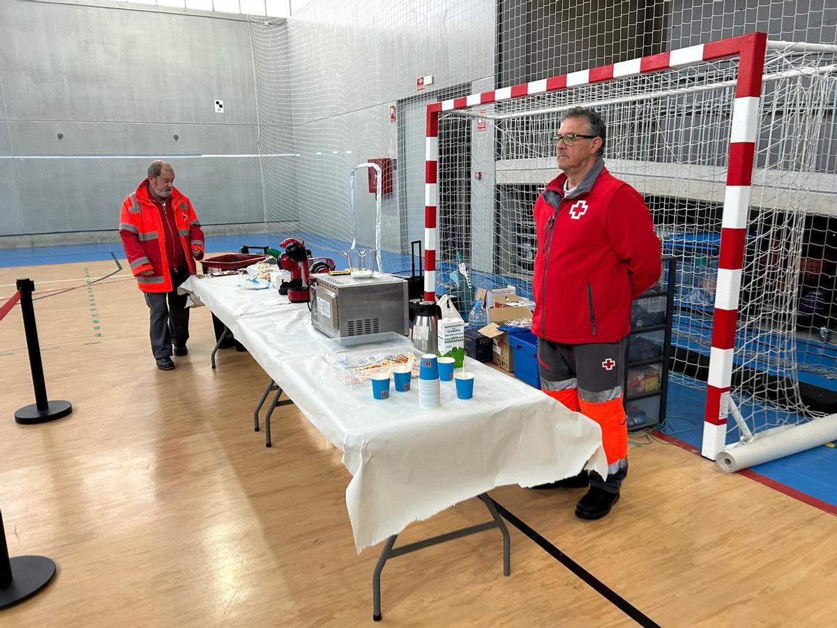 EN IMÁGENES: Simulacro de instalación de un albergue de emergencias con jóvenes de Pola de Siero