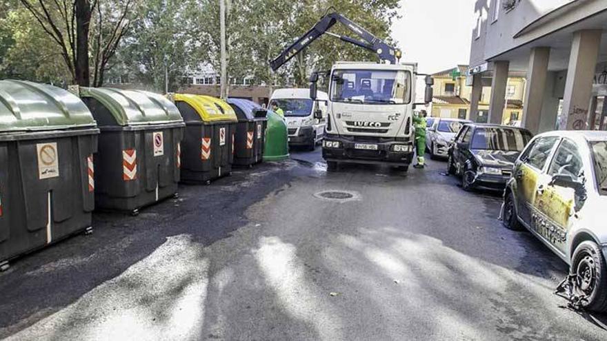 La reposición de contenedores quemados en Badajoz supone un gasto de 70.000 euros en dos años