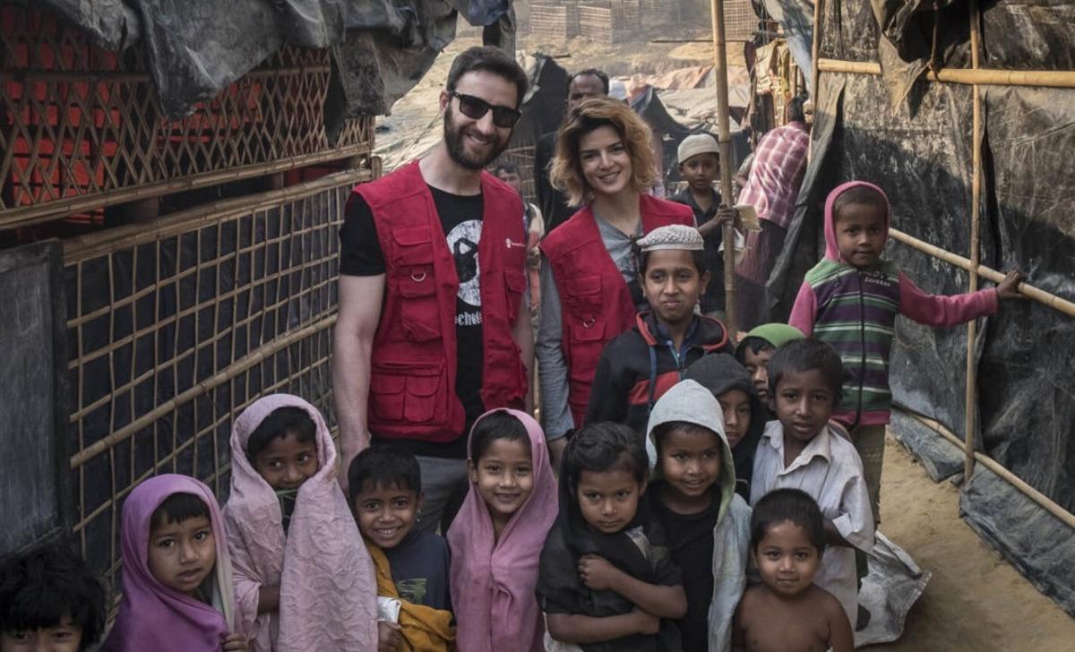 Dani Rovira y Clara Lago, en su viaje a Bangladesh con Save the Children.