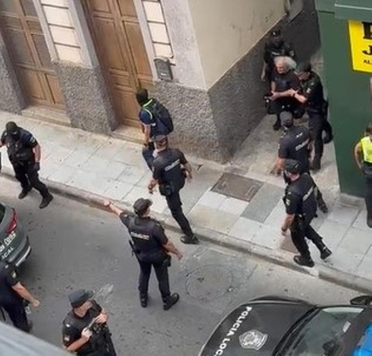 El Guaca, siendo trasladado a un vehículo policial este martes en San José.