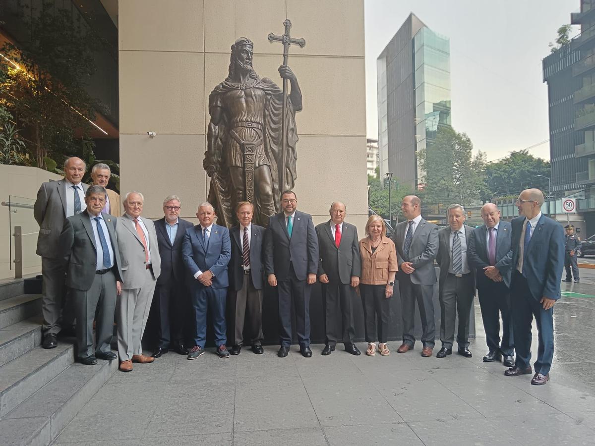 El presidente Barbón, con la directiva del Centro Asturiano de México y María Antonia Fernández Felgueroso, presidenta del Consejo de Comunidades Asturianas, a la entrada de la sede en Polanco del Centro Asturiano de México.
