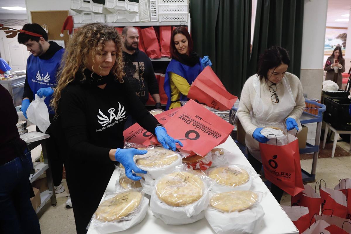 Los Ángeles de la Noche reparten 400 menús esta Navidad en Málaga Los Ángeles de la Noche reparten 400 menús esta Navidad en Málaga