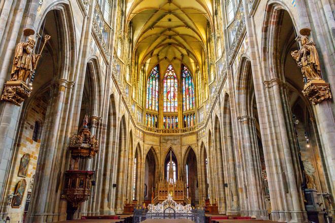 Interior de una de las catedral del recinto del Castillo de Praga