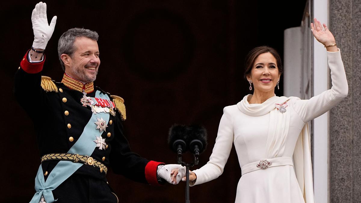 Mary de Dinamarca, junto a su esposo, Federico X, con un 'total look' blanco, este domingo, en Copenhague.