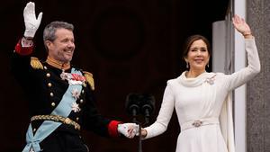 Mary de Dinamarca, junto a su esposo, Federico X, con un total look blanco, este domingo, en Copenhague.