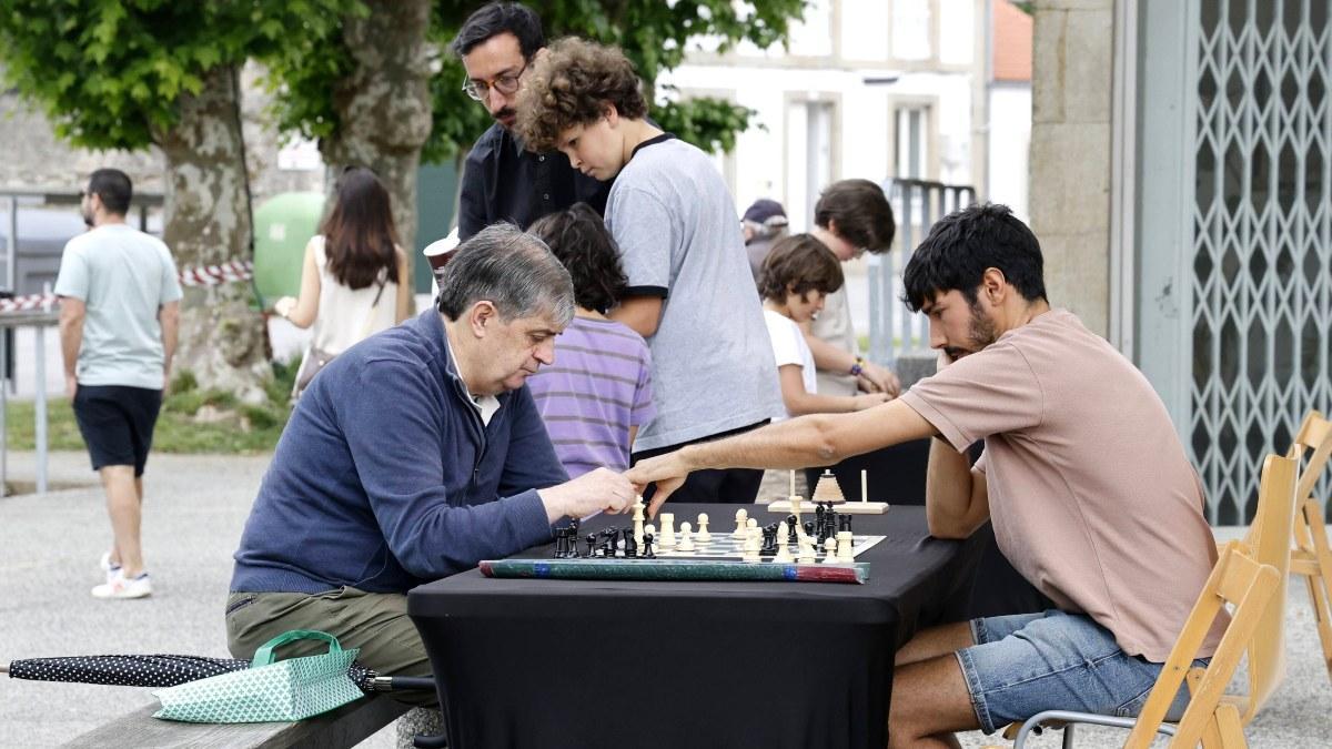 Asistentes en una partida de ajedrez, parte de las propuestas paralelas.