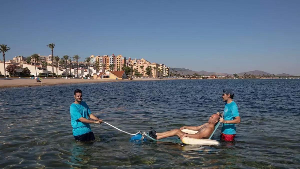 Baños accesibles en una playa de Cartagena