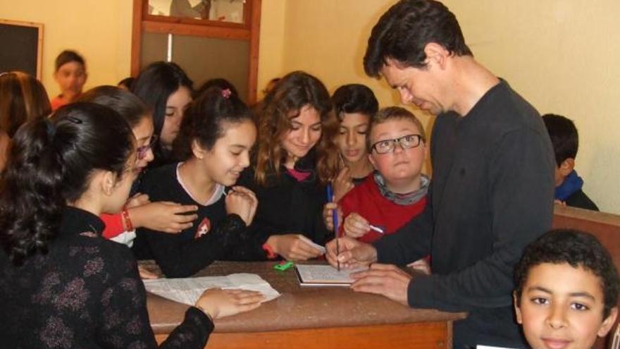 Llaneras firma autógrafos a los alumnos del centro manacorí.