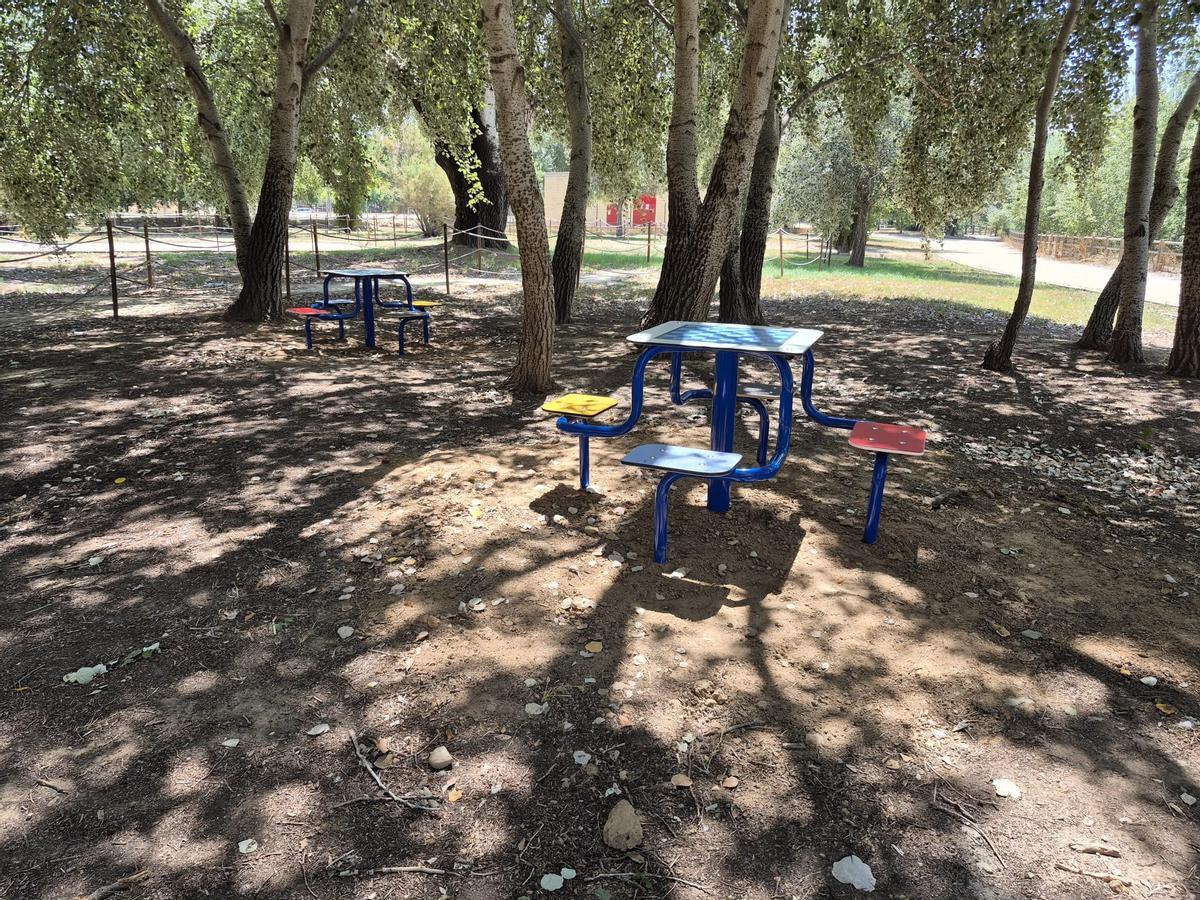 Mesas para jugar al ajedrez junto al Mirador del Xúquer.