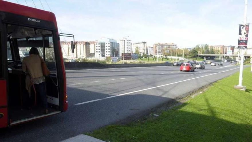 Parada de autobús en la avenida de Alfonso Molina.