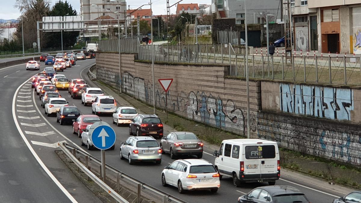 Filas de coches a la salida de la ciudad de Vigo por la autopista AP-9