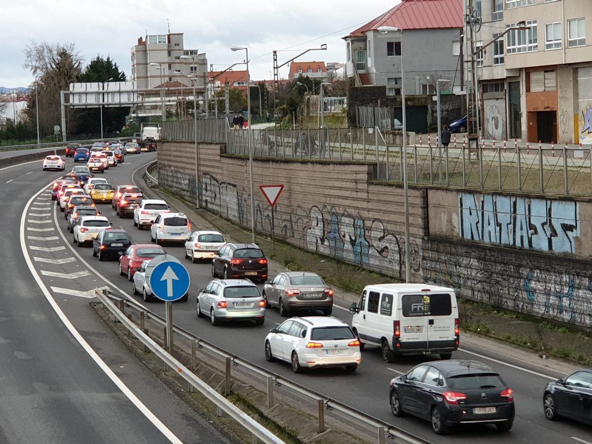 Filas de coches a la salida de la ciudad de Vigo por la autopista AP-9